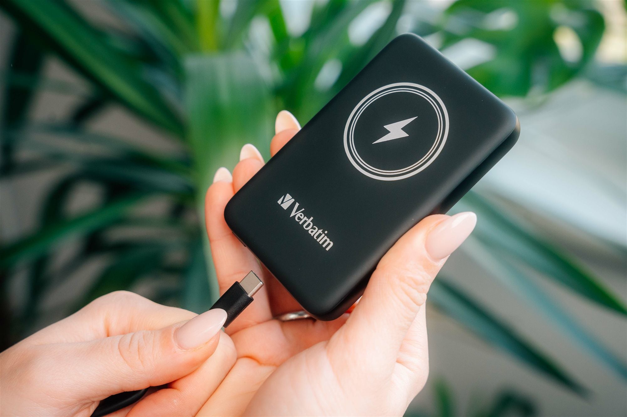 VERBATIM CHARGE N GO MAGNETIC WIRELESS POWER BANK 5000 BLACK WCF (P)