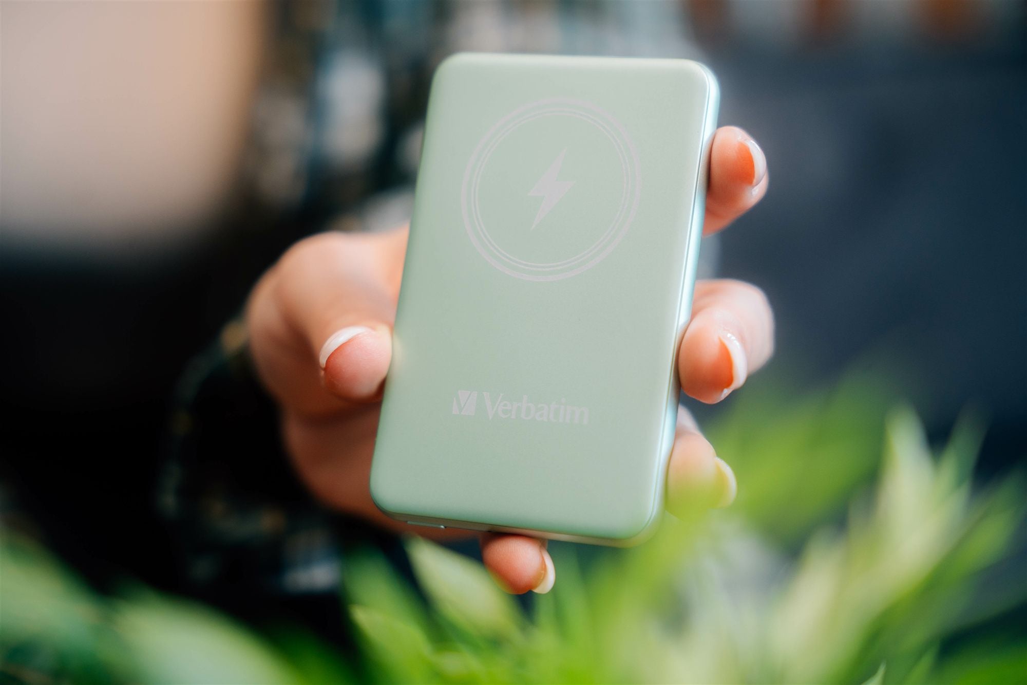 VERBATIM CHARGE N GO MAGNETIC WIRELESS POWER BANK 5000 GREEN WCF (P)