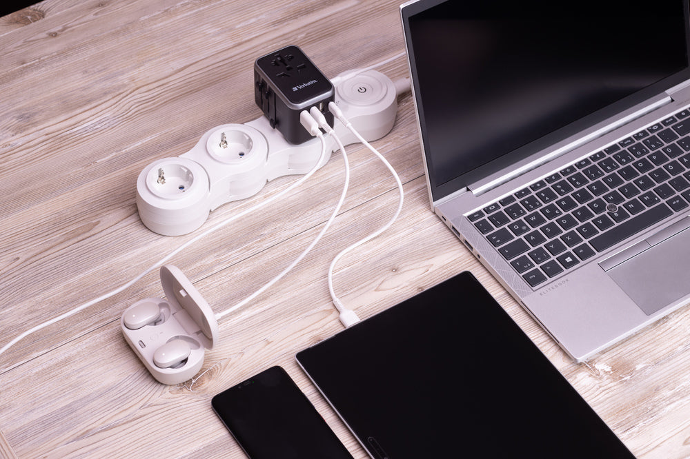 VERBATIM UNIVERSAL TRAVEL ADAPTER UTA-04 PD61W / QC / 3XUSB / 2XTYPE-C WCF (P)