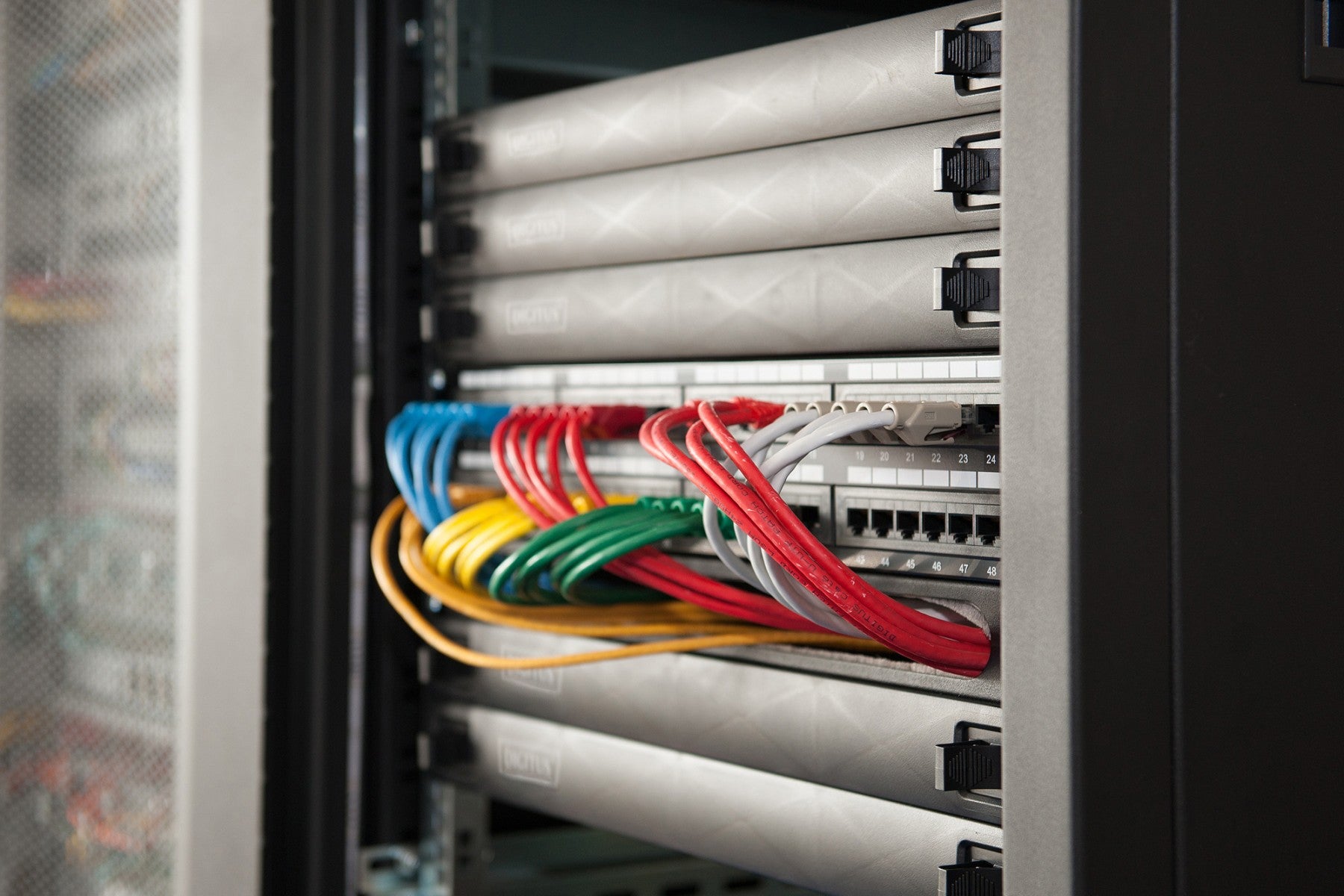 Digitus Cache opaque 1 UH, snap-in, pour armoires réseau et de serveur