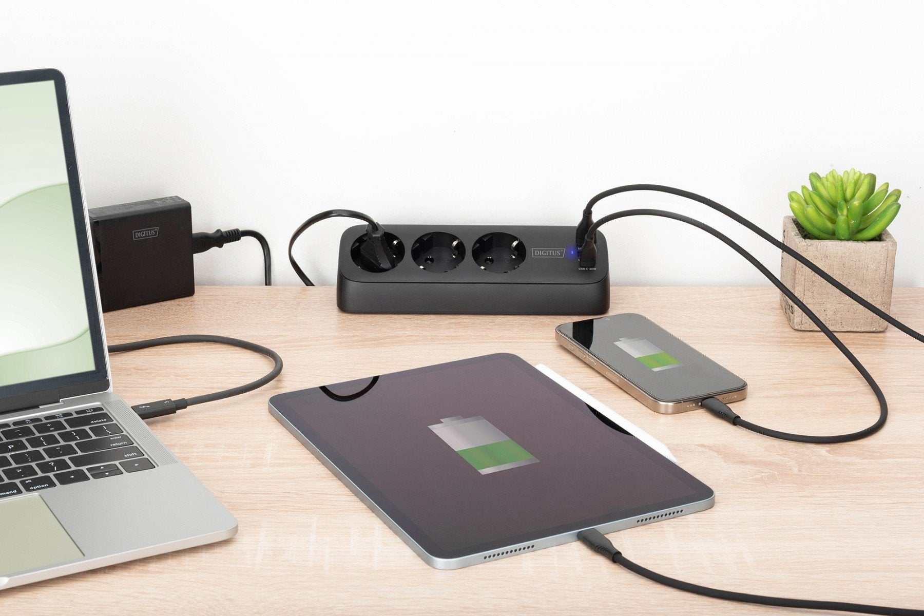 Digitus DA-70625 multiprise de bureau 3 voies avec 2 ports USB-A et 1 port USB-C, noir
