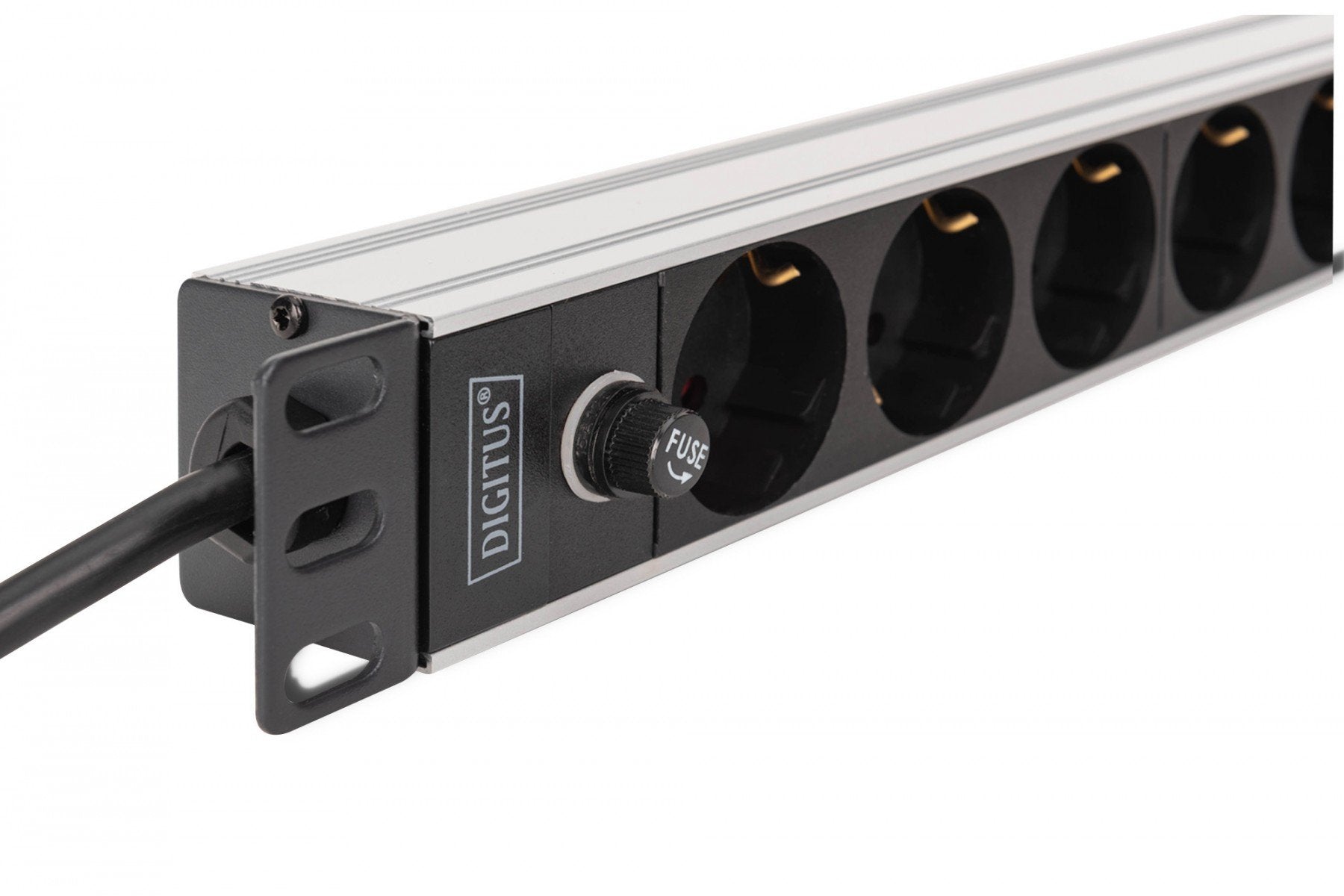 "Barre d'alimentation PDU Rack 19"" avec fusible de surcharge, 9 prises Schuko CEE 7/3 (45°), câble de 2m, fiche IEC C14, 10A, aluminium"