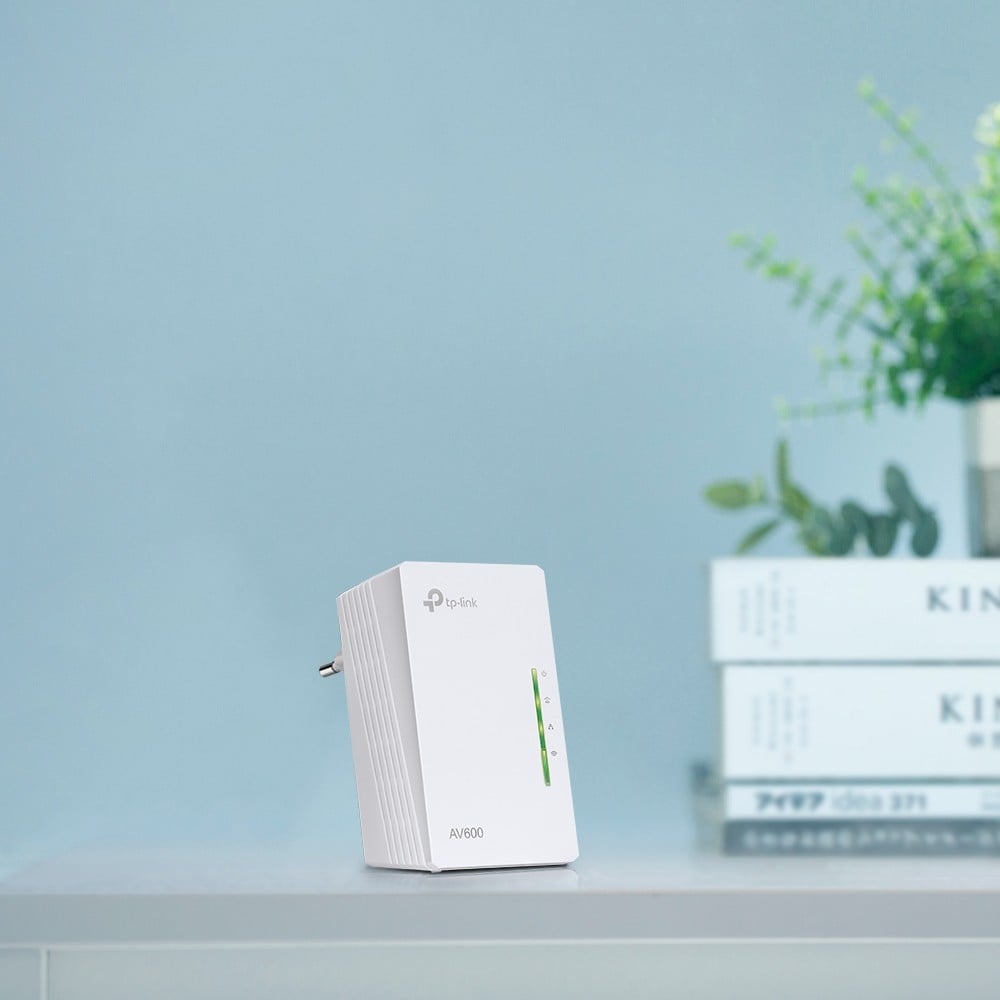 TP-LINK AV600 2-port Powerline WiFi Extender 500Mbps Powerline datarate 300Mbps wireleses N Plug and Play 2 fast ethernet port