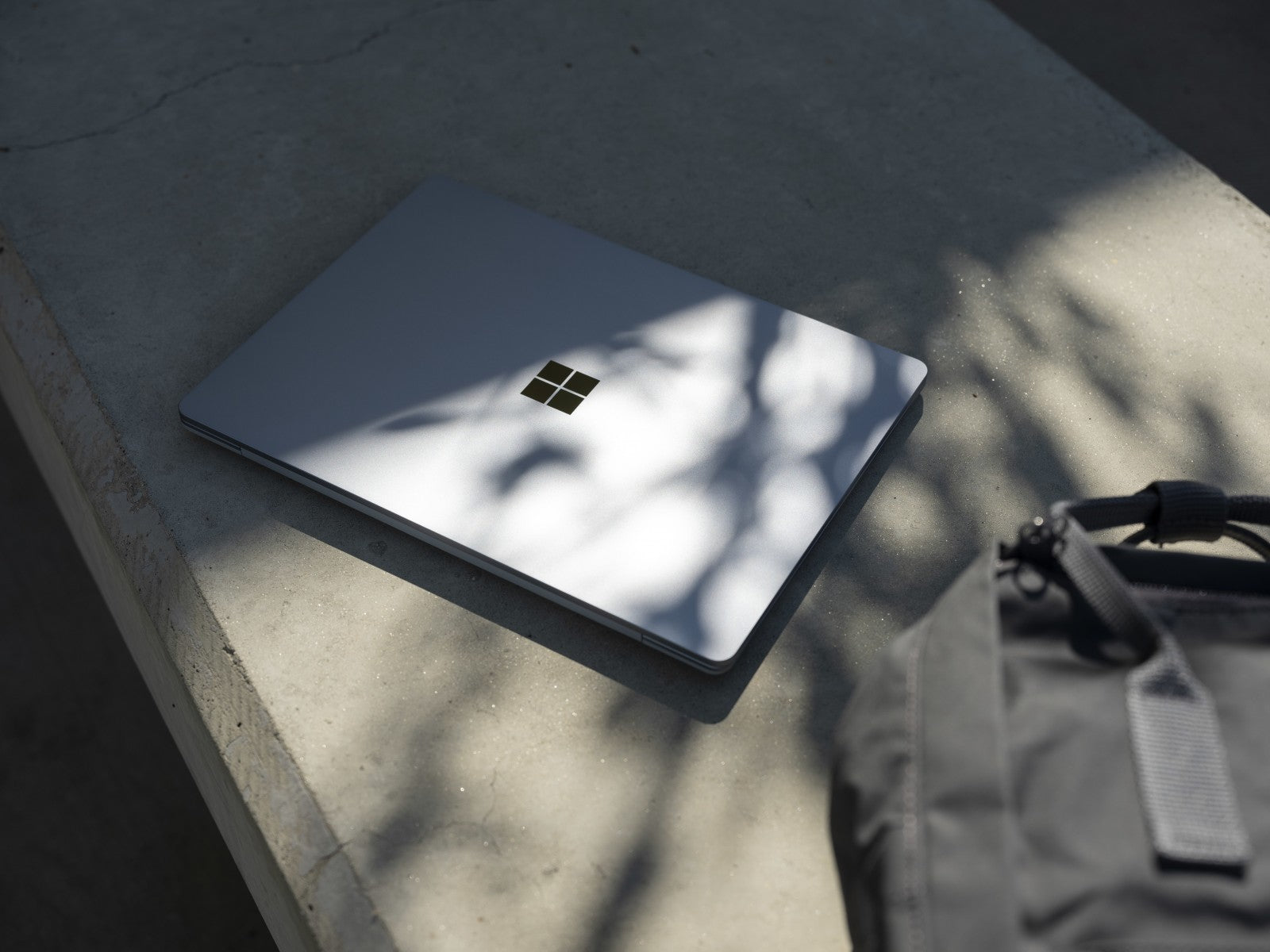 "Microsoft Surface Laptop - 12,4"" Notebook - Core i5 1 GHz 31,6 cm"