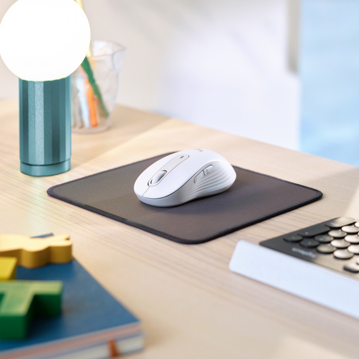 LOGITECH Signature M650 for Business Mouse wireless Bluetooth 2.4 GHz Bolt USB receiver off-white