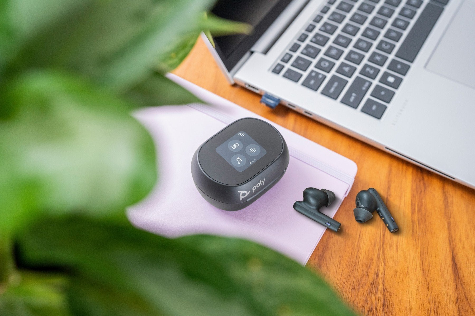 HP Poly Voyager Free 60+ UC M Carbon Black Earbuds +BT700 USB-C Adapter +Touchscreen Charge Case Casque Sans fil Ecouteurs Appels/Musique USB Type-C Bluetooth