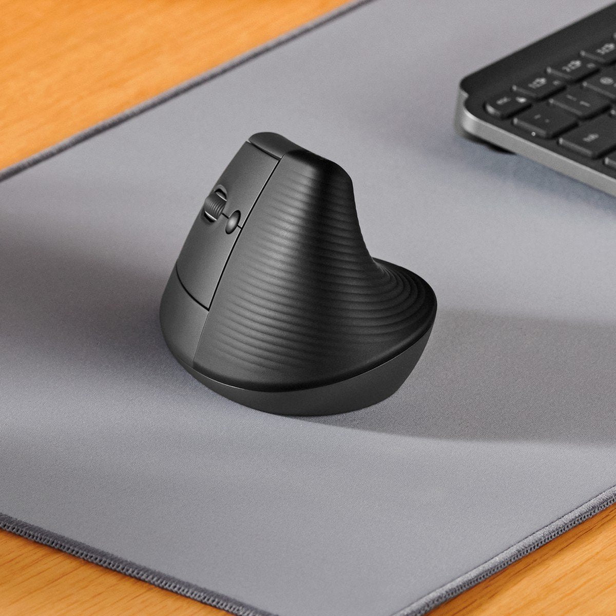 LOGITECH Lift Vertical Ergonomic Mouse Vertical mouse ergonomic left-handed optical 6 buttons wireless Bluetooth 2.4 GHz