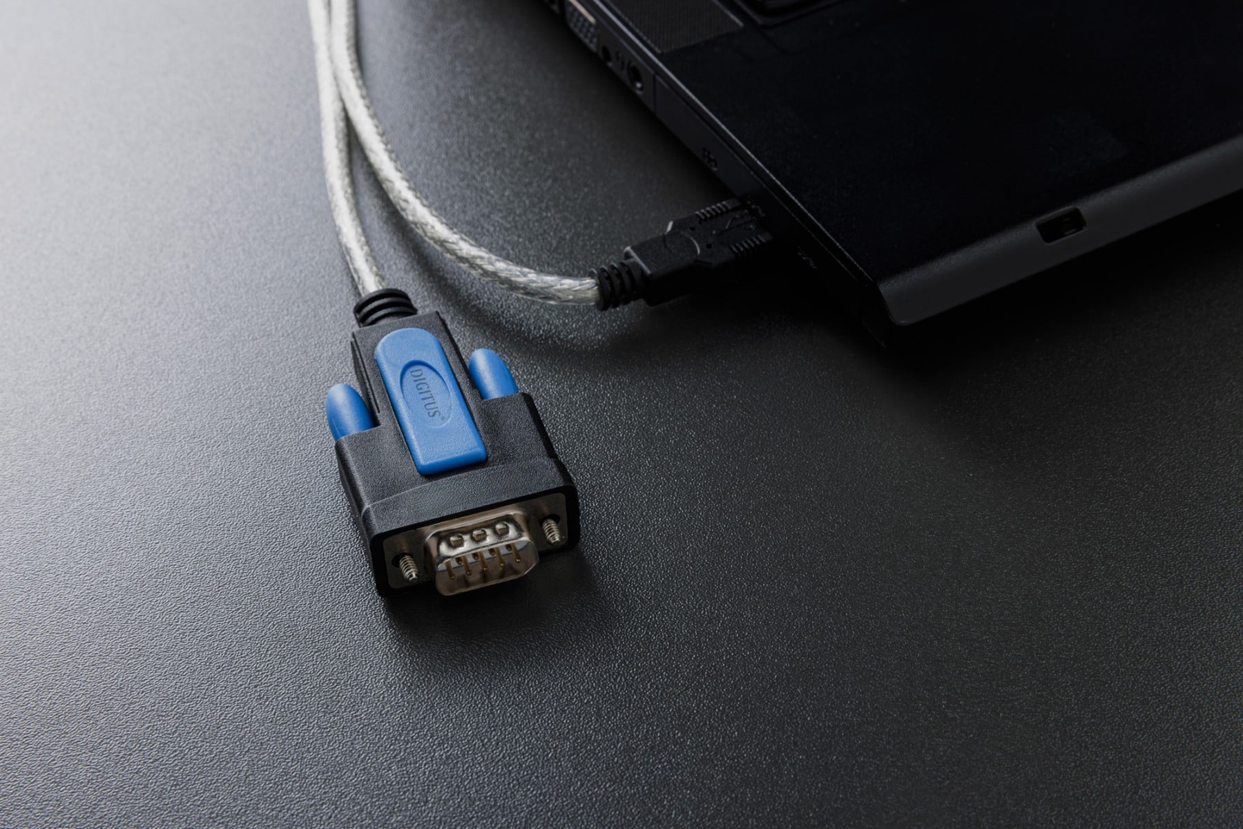 Digitus DA-70170 Câble adaptateur USB-A 2.0 mâle vers RS232 (DB9) mâle | Chipset FTDI (FT232RNL) | PVC, transparent | Fixation par vis | 1.8m