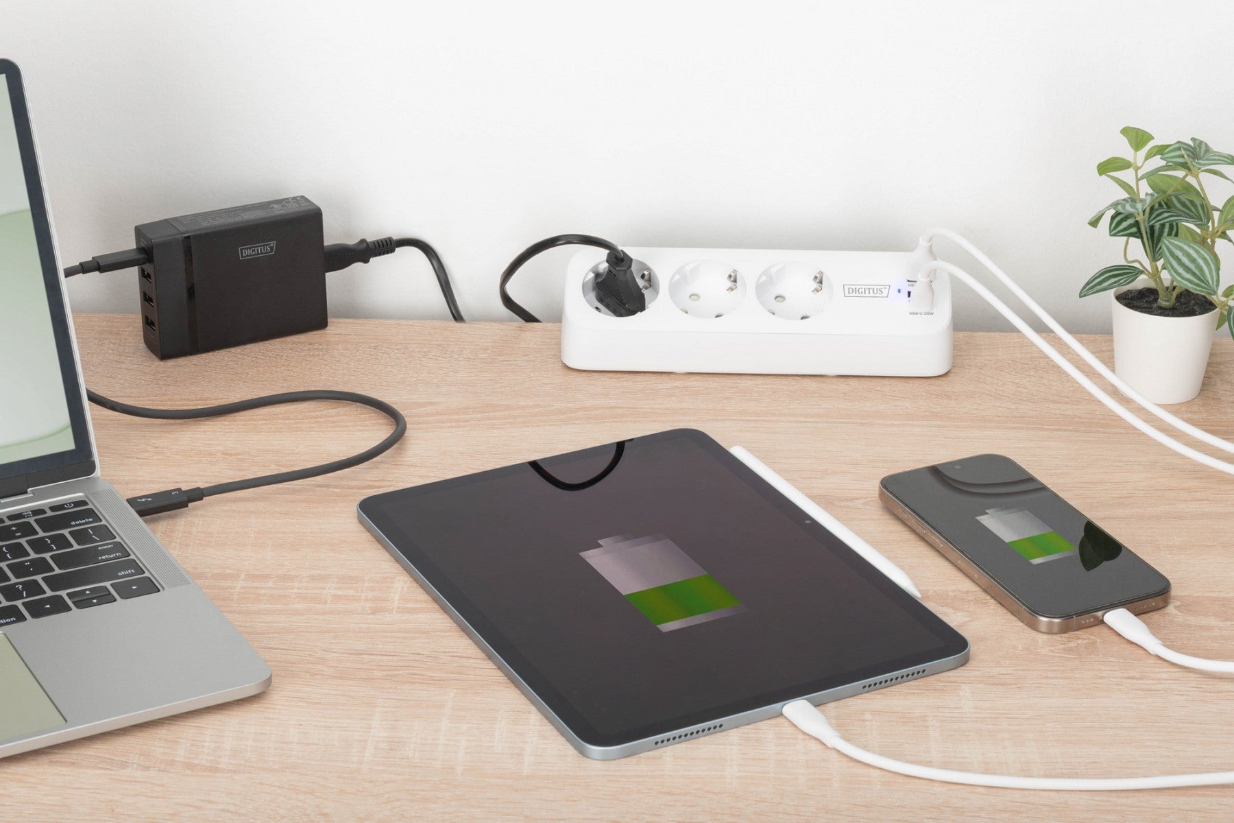 Digitus DA-70626 multiprise de bureau 3 voies avec 2 ports USB-A et 1 port USB-C, blanche