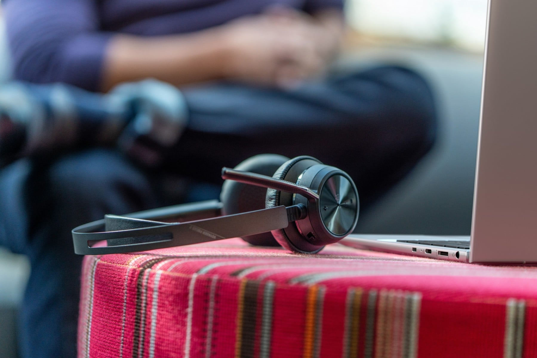 POLY Voyager Focus 2 USB-A Headset Sans fil Arceau Bureau/Centre d'appels USB Type-C Bluetooth Noir