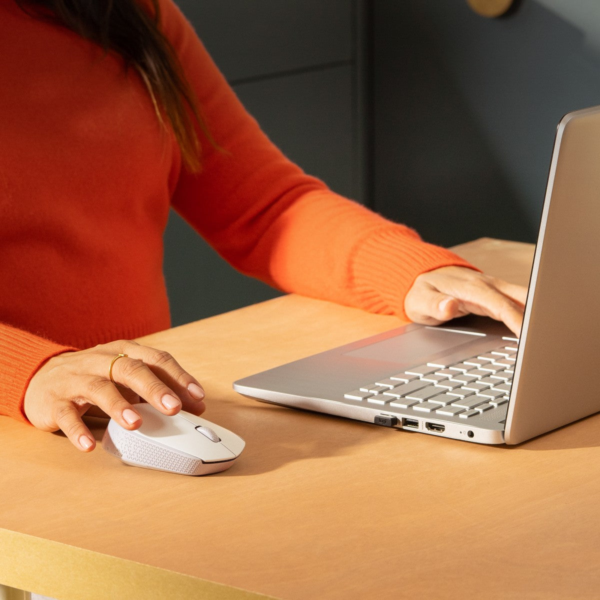 LOGITECH M171 Mouse right and left-handed optical 3 buttons wireless 2.4 GHz USB wireless receiver off-white