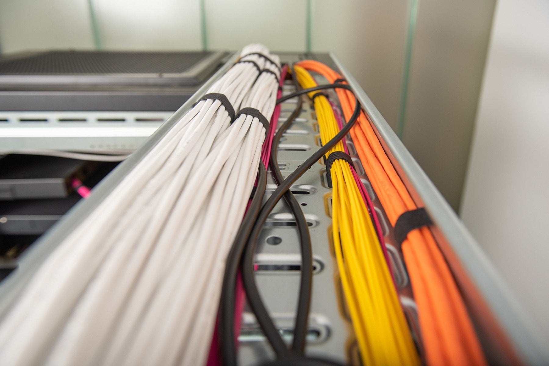 Digitus DK-1743-VH-305-MF-W câble de réseau Blanc Cat7 S/FTP (S-STP)