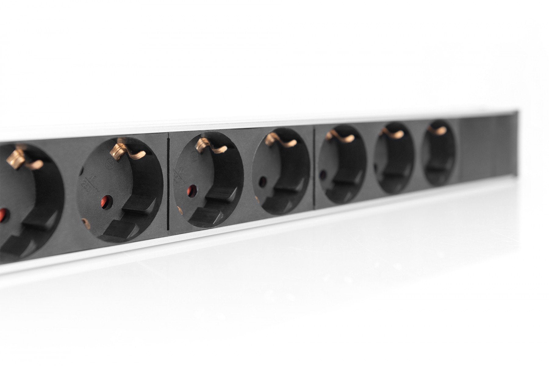 Digitus DN-95412 unité de distribution d'énergie 7 sortie(s) CA 0U Noir, Argent