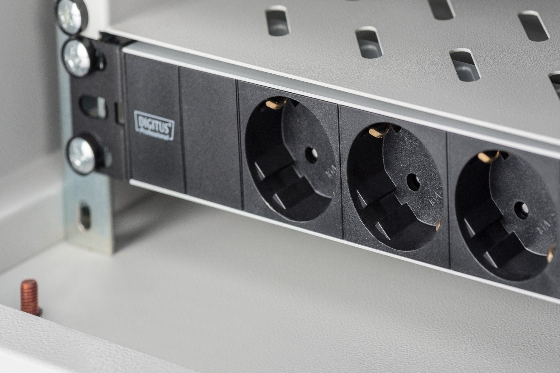 Digitus Bloc multiprise avec profilé en aluminium, prise électrique a contact de protection avec 3 sorties, connecteur a contact de protection pour câ