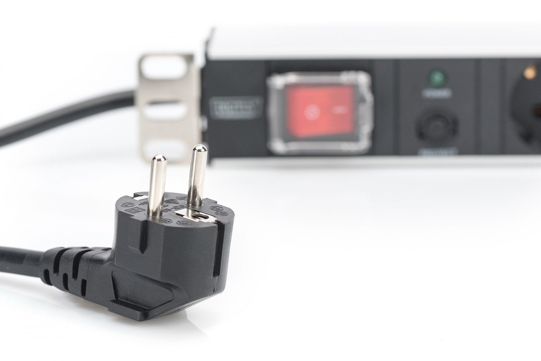 Digitus Bloc multiprise avec profilé en aluminium et protection contre la surcharge, prise électrique a contact de protection avec 7 sorties, connecte