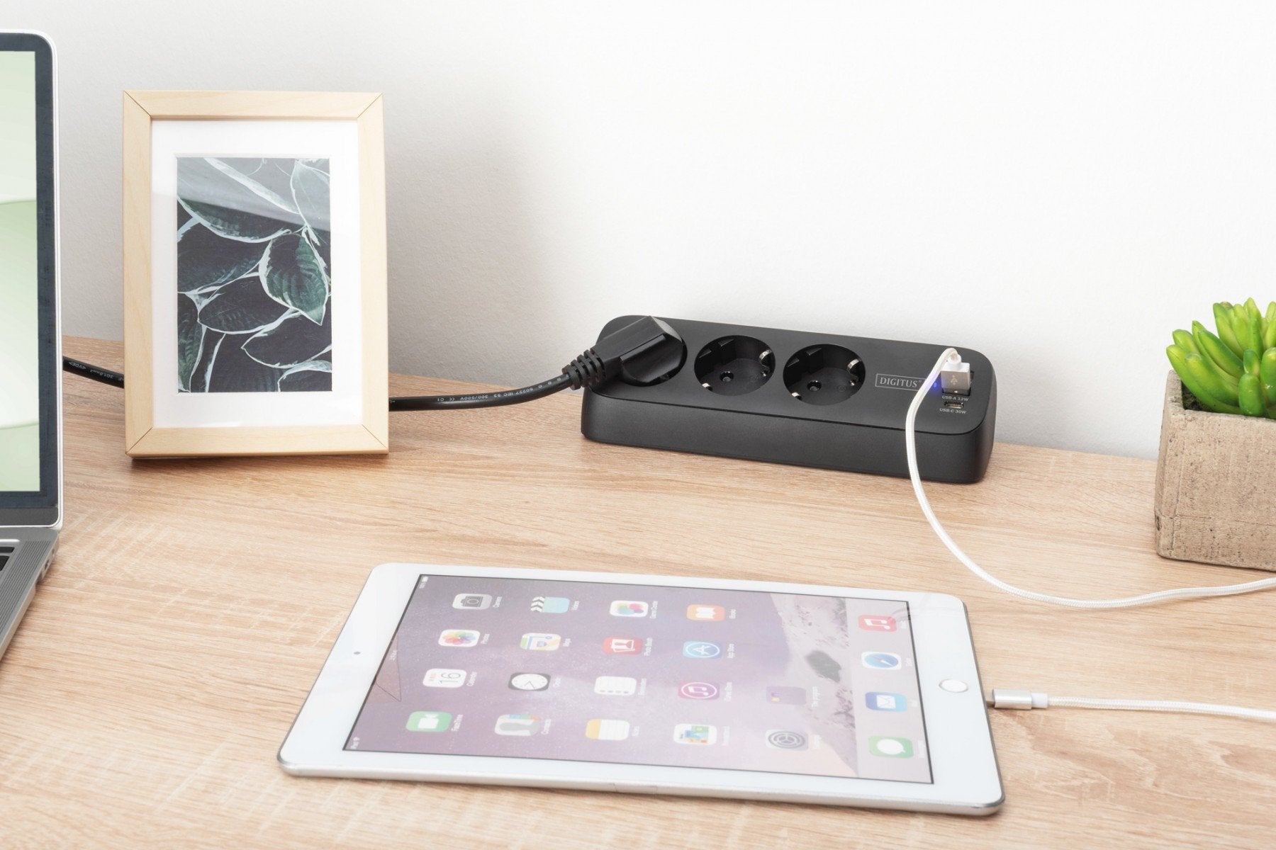 Digitus DA-70625 multiprise de bureau 3 voies avec 2 ports USB-A et 1 port USB-C, noir