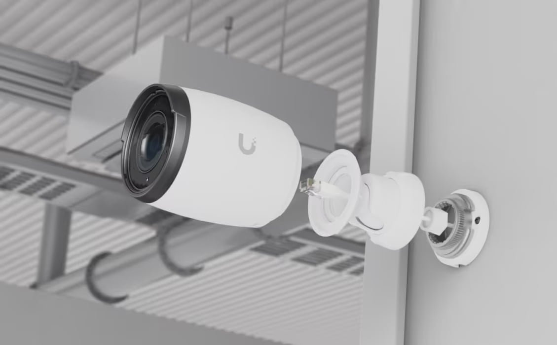 Ubiquiti UVC-AI-Pro-White Camera industrielle 4K avec zoom optique et fonctionnalités d'IA, couleur blanche.