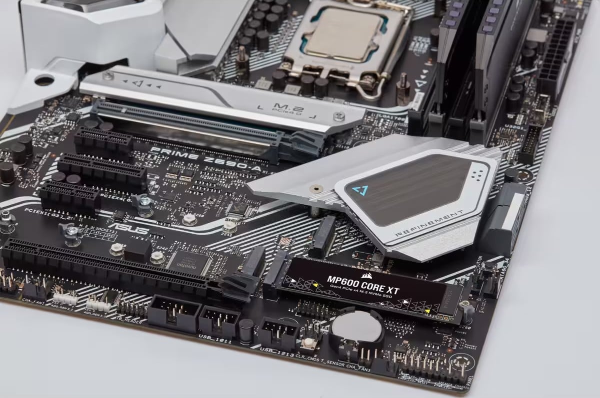 Corsair MP600 CORE XT 4 To M.2 PCI Express 4.0 NVMe QLC 3D NAND