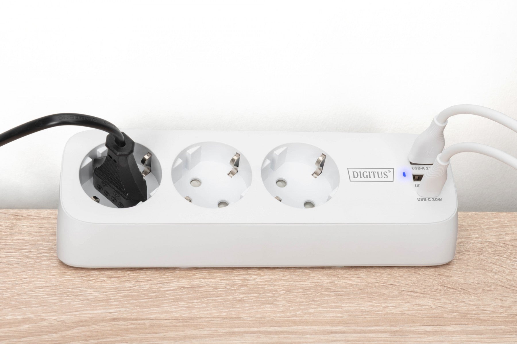 Digitus DA-70626 multiprise de bureau 3 voies avec 2 ports USB-A et 1 port USB-C, blanche