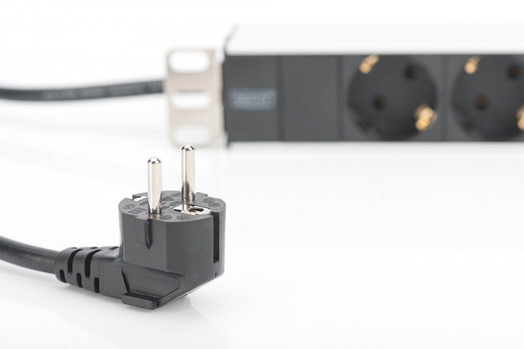 Digitus Bloc multiprise avec profilé en aluminium, prise électrique a contact de protection avec 8 sorties, connecteur a contact de protection pour câ