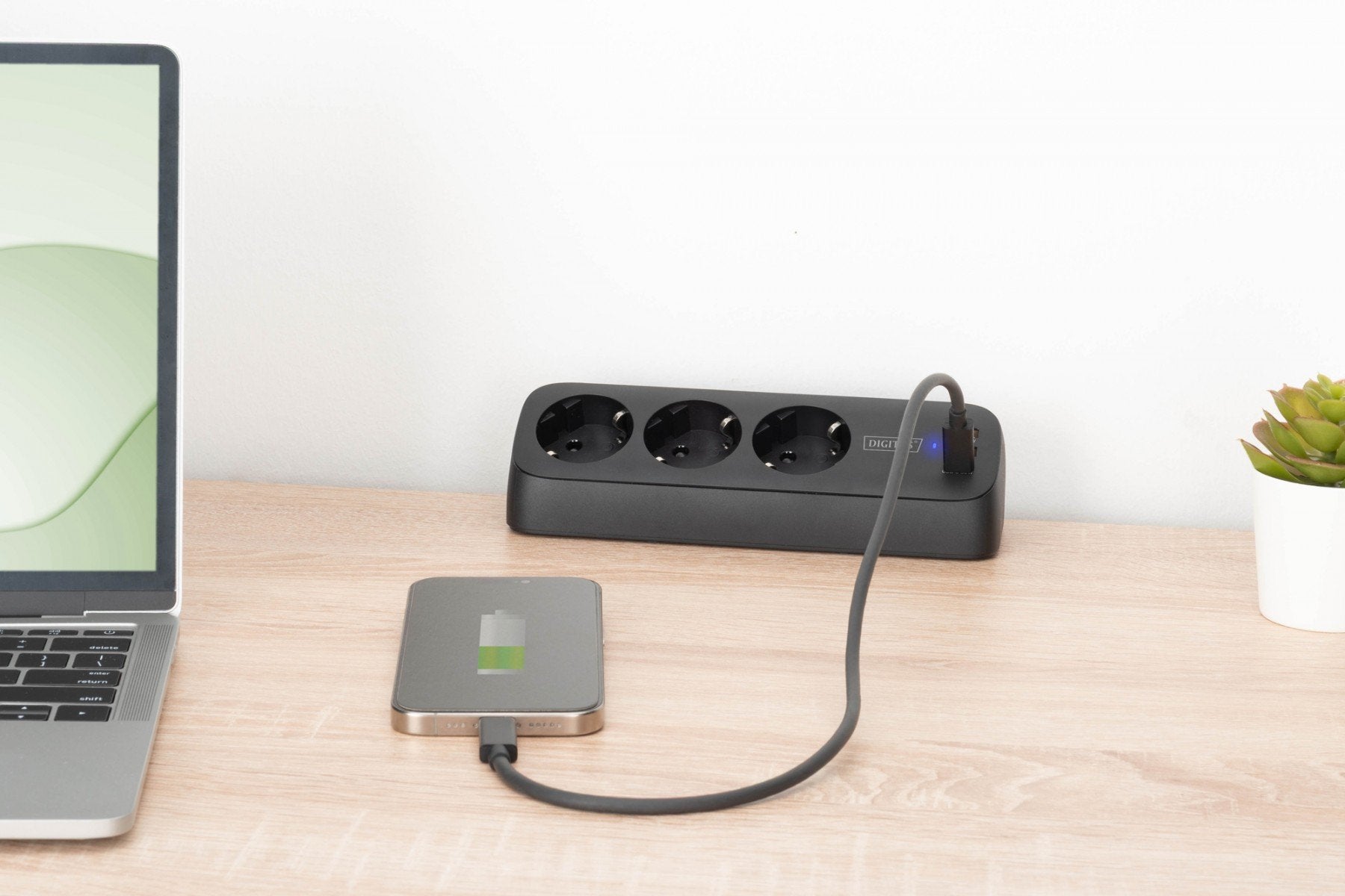 Digitus DA-70625 multiprise de bureau 3 voies avec 2 ports USB-A et 1 port USB-C, noir
