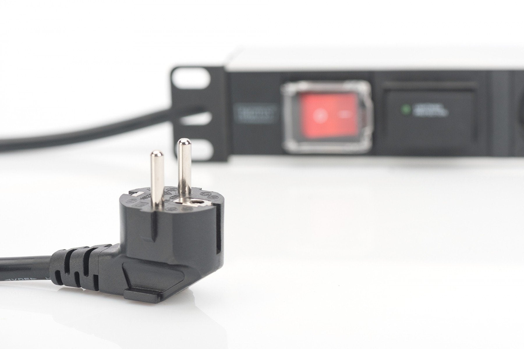 Digitus Bloc multiprise avec profilé en aluminium et interrupteur, prise électrique a contact de protection avec 7 sorties, câble d’alimentation de 2